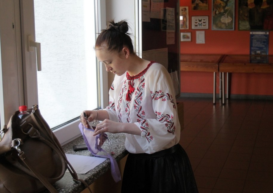 32 maturzystów przystąpiło do pisemnego egzaminu dojrzałości z języka ukraińskiego, w liceum z ukraińskim językiem nauczania w Górowie Iławeckim /Tomasz Waszczuk /PAP