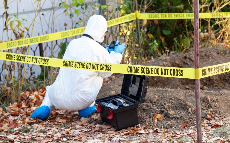 Skarżyli się na przykry zapach. Znaleziono 32 rozczłonkowane ciała