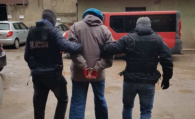 33-latek namawiał dziewczynki do seksu