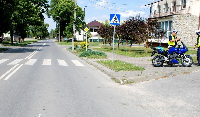 33-letnia motocyklistka wjechała w stojącą na krawędzi jezdni 38-letnią pieszą. /KPP Kraśnik /