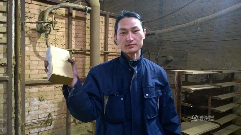 34-letni Chińczyk i jego cegła ulepiona z gliny i 100 gramów pekińskiego pyłu /pp.qq.com /materiały prasowe