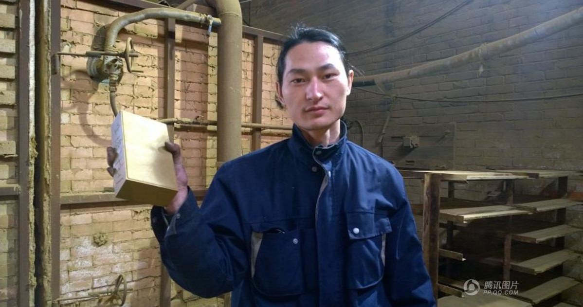 34-letni Chińczyk i jego cegła ulepiona z gliny i 100 gramów pekińskiego pyłu /pp.qq.com /materiały prasowe