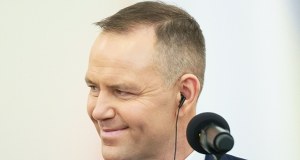 ​34 proc. kontra 57 proc. Tak Polacy ocenili weto prezydenta ws. SAFE