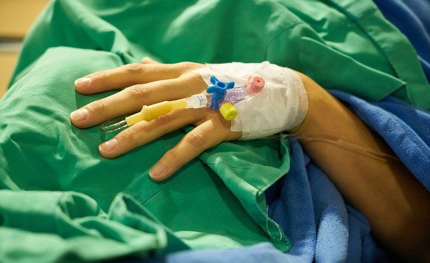 35-latek z zawałem był wożony od szpitala do szpitala. Po 10 godzinach zmarł