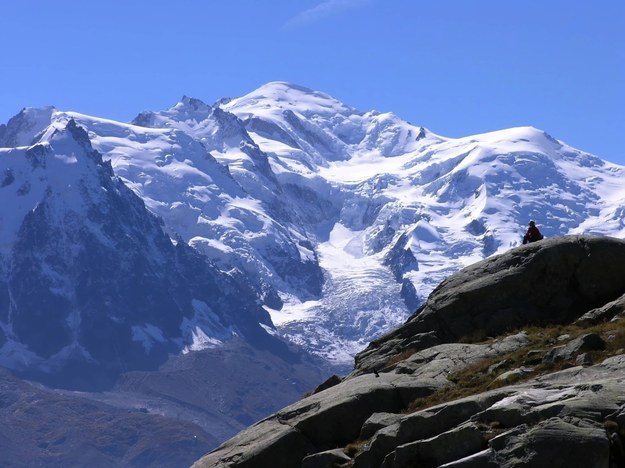 35-letni Polak zginął w masywie Mont Blanc (na zdjęciu ilustracyjnym: pokryty śniegiem Mont Blanc) /McPHOTOs/blickwinkel/DPA /PAP