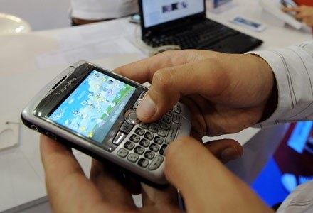 35 proc. posiadaczy urządzeń mobilnych wykorzystuje je do serfowania w sieci /AFP