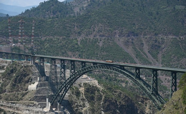 359 metrów nad ziemią i prawie 1,5 km długości. Ten most to inżynieryjny przełom