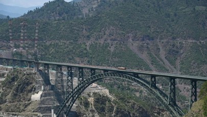 359 metrów nad ziemią i prawie 1,5 km długości. Ten most to inżynieryjny przełom