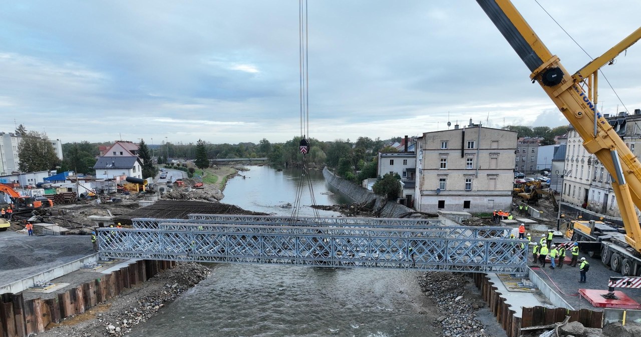 36 metrów i 48 ton. Tyle waży jedno przęsło wojskowego mostu tymczasowego w Głucholazach /GDDKiA