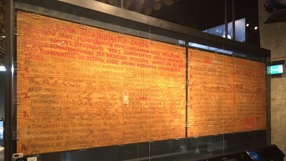 36. rocznica podpisania Porozumień Sierpniowych: Tablice z postulatami przetrwały zamurowane