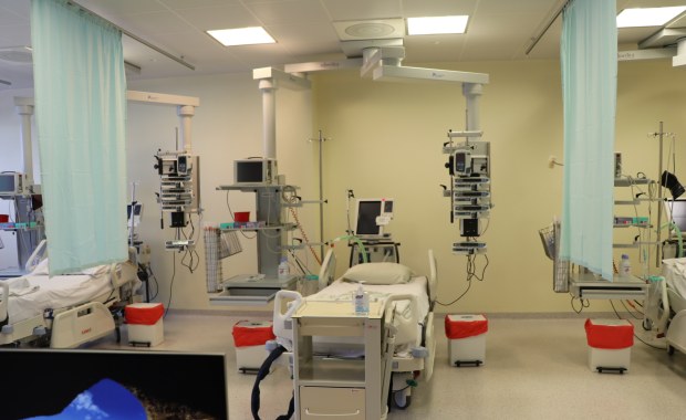 363 nowe przypadki zakażenia koronawirusem ostatniej doby, rośnie liczba zajętych łóżek w szpitalach