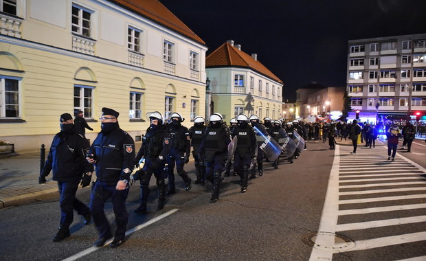 37 osób zatrzymanych po protestach w Warszawie. Wiemy, kim są zatrzymani