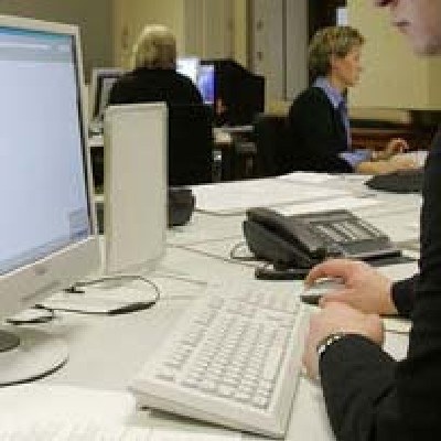 37 proc. informatyków uskarża się na piractwo komputerowe pracowników /AFP