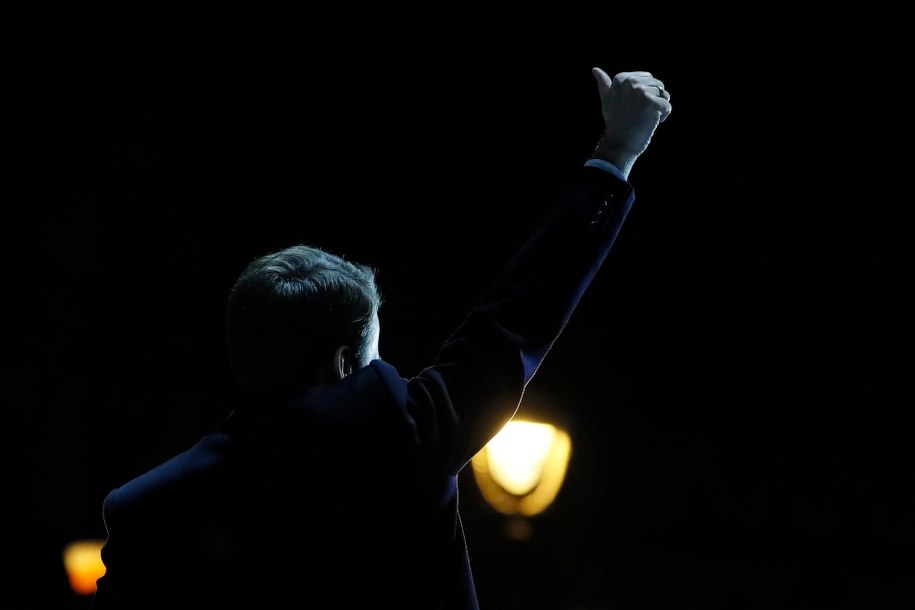 38-letni mężczyzna, wykształcony, z żoną, dziećmi i charyzmą. Taki liderów chcą Polacy (na zdjęciu: 39-letni prezydent Francji, tuż po zwycięstwie w wyborach, Emmanuel Macron) /THOMAS SAMSON/POOL /PAP/EPA