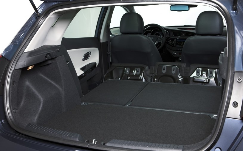380-litrowy bagażnik hatchbacka ma wystarczającą pojemność i prawie równą podłogę po złożeniu kanapy /materiały prasowe
