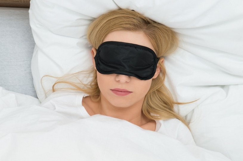 3Przed położeniem się do łóżka warto przewietrzyć sypialnie oraz wyeliminować źródła hałasu i sztucznego światła lub po prostu zaopatrzyć się w zatyczki do uszu i opaskę na oczy do spania /123RF/PICSEL
