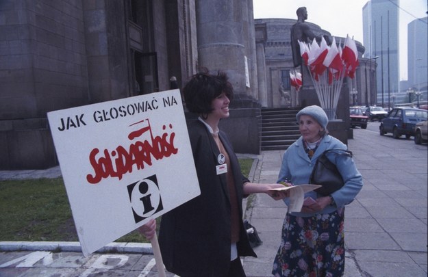 4 czerwca 1989 roku. Punkt informacyjny Komitetu Obywatelskiego Solidarność, przed Pałacem Kultury i Nauki /Ireneusz Sobieszczuk /PAP