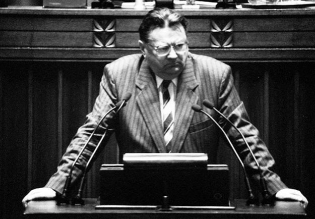 4 czerwca 1992 rok. Jan Olszewski przemawia w Sejmie /Tomasz Wierzejski /Fotonova