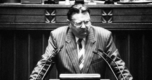 4 czerwca 1992 rok. Jan Olszewski przemawia w Sejmie /Tomasz Wierzejski /Fotonova