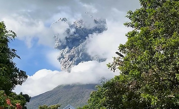 4-kilometrowy słup pyłu i ewakuacja. Erupcja wulkanu na Filipinach