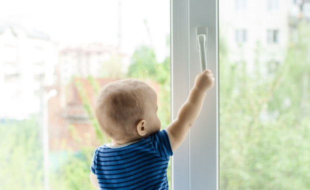 4-latek chodził po parapecie okna. Policjanci dokonali odkrycia w mieszkaniu