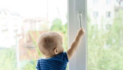 4-latek chodził po parapecie okna. Policjanci dokonali odkrycia w mieszkaniu