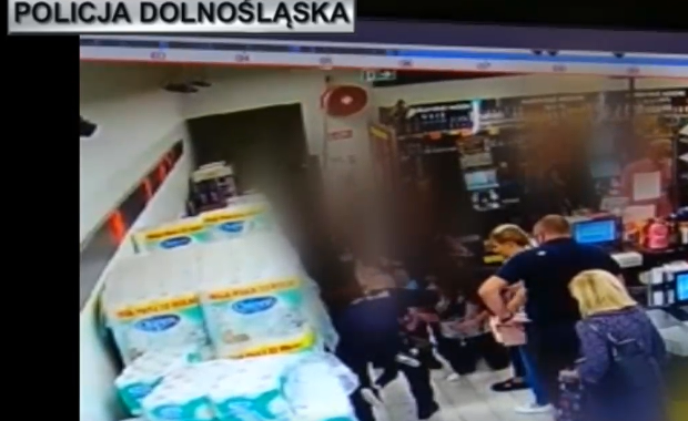 4-latek krztusi się lizakiem, ratuje go policjant. Dramatyczne nagranie