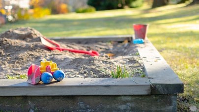 ​4-latek z placu zabaw poszedł do supermarketu. Mama pilnowała go przez okno