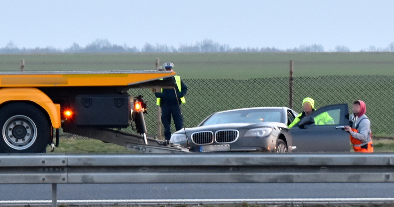 4 marca. Limuzyna, która podróżował prezydent Andrzej Duda, wydobywana z rowu autostrady A4 w okolicach Lewina Brzeskiego /Brzeg24 /PAP