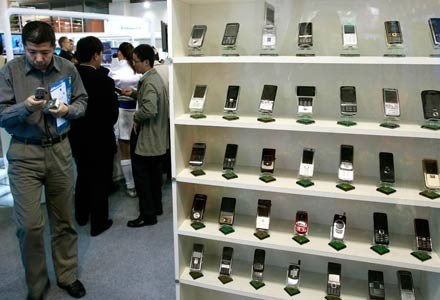 4 mld - tyle telfonów komórkowych jest obecnie na świecie /AFP