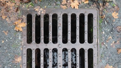 4 osoby trafiły do szpitala. Powodem zapach z kanalizacji