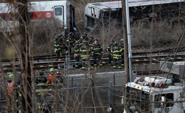 4 zabitych wykolejenia się podmiejskiej kolejki w Nowym Jorku /ANDREW GOMBERT /PAP/EPA