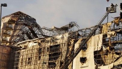 40 kontenerów z cementem. Próba ratowania duńskiego zabytku przed runięciem