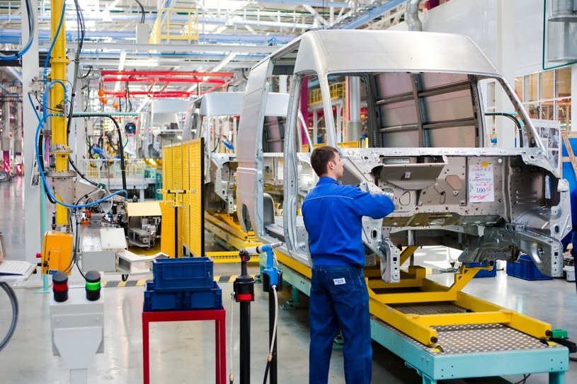 40 proc. producentów motoryzacyjnych rozważa zwolnienia pracowników /123RF/PICSEL