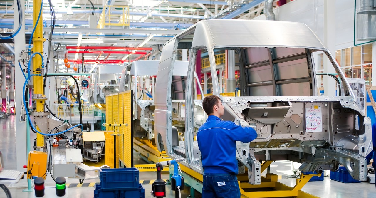 40 proc. producentów motoryzacyjnych rozważa zwolnienia pracowników /123RF/PICSEL