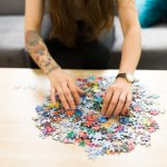 40 tysięcy puzzli w jednym gigantycznym pudełku. Nowa moda podbija internet