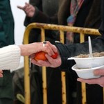400 kg bigosu, niemal 2 tys. jaj. W Gdańsku odbyło się wielkanocne śniadanie dla bezdomnych