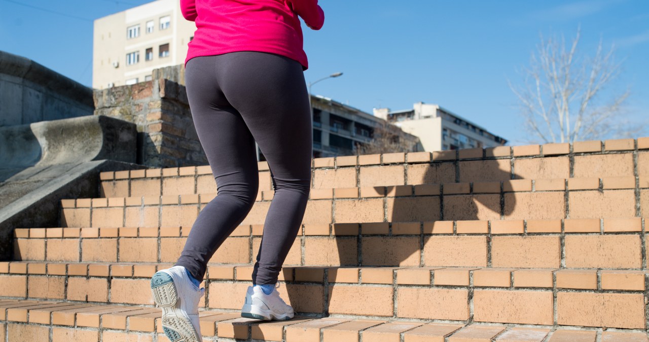 400 kroków dziennie więcej zrobi różnicę. Wystarczy zmienić windę na schody /123RF/PICSEL