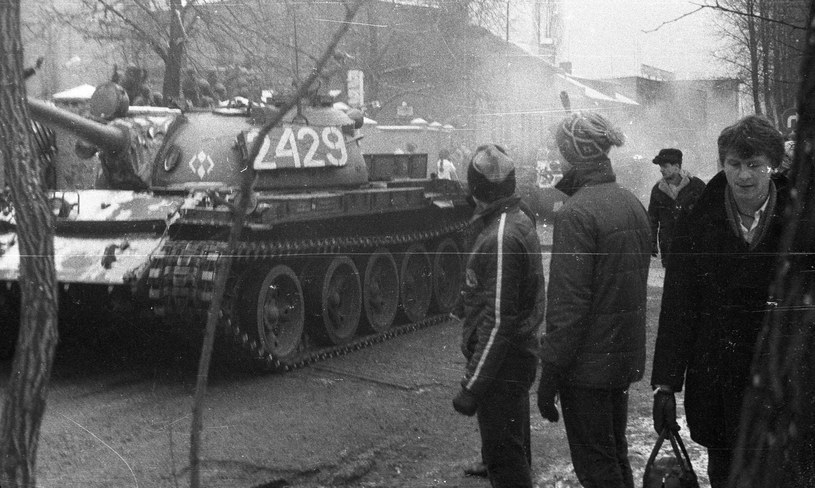 41 lat temu 38 lat temu w niedzielę 13 grudnia 1981 roku o godzinie 6 rano wprowadzono stan wojenny w Polsce /Agencja FORUM