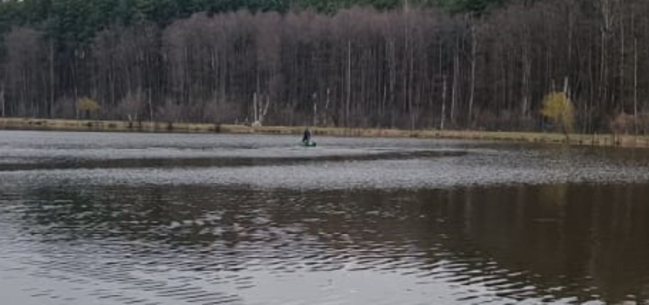 42-latek próbował przepłynąć łódką przez staw uciekając przed policją /KPP Tomaszów Mazowiecki /
