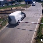 42 opóźnione pociągi i 2 tys. zł mandatu. Kamera nagrała wybryk na przejeździe