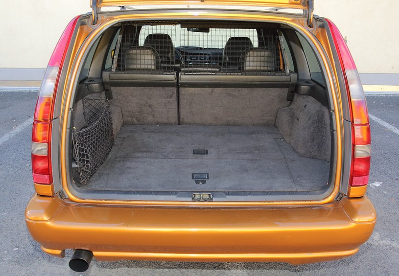 420-1580 l: bagażnik kombi ma dużą szerokość, jednak jest stosunkowo płytki. Estetyczne wykończenie. /Motor