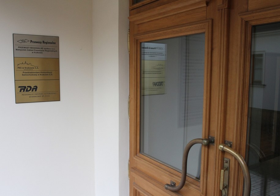 43-latek podpalił się w ramach protestu przeciwko zwolnieniom w Przewozach Regionalnych /Jacek Bednarczyk /PAP