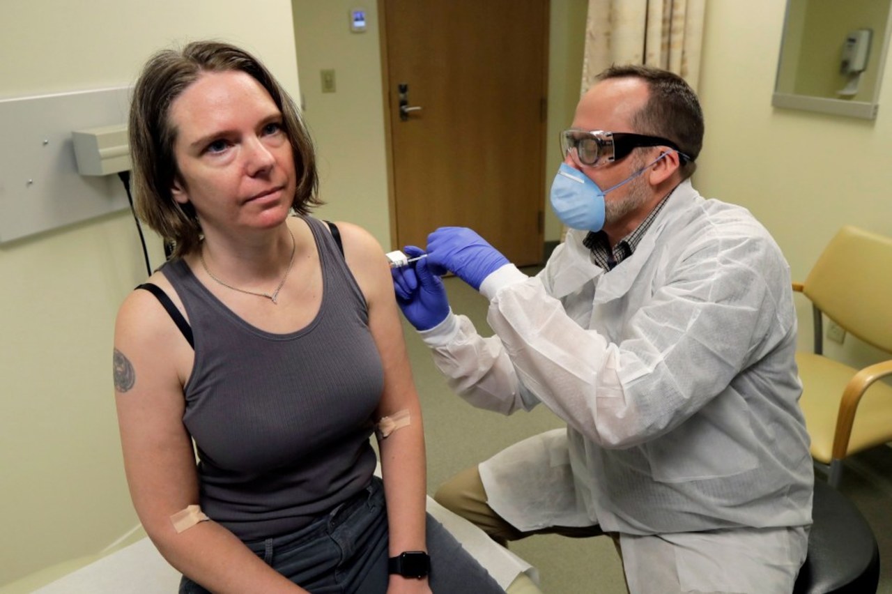 43-letnia matka pierwszą osobą, której podano testowaną szczepionkę na koronawirusa
