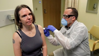 43-letnia matka pierwszą osobą, której podano testowaną szczepionkę na koronawirusa