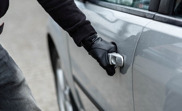 44-latek bił, groził i kradł auta. Sceny jak z GTA na ulicach Olsztyna