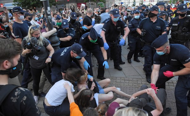 48 aktywistów LGBT z zarzutami po przepychankach z policją w Warszawie. Wszyscy opuścili już komendy