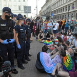 48 aktywistów LGBT zatrzymanych po przepychankach z policją na Krakowskim Przedmieściu
