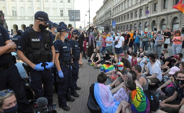 48 aktywistów LGBT zatrzymanych po przepychankach z policją na Krakowskim Przedmieściu