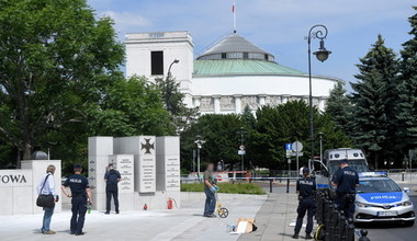 48-latek podpalił się przed Sejmem